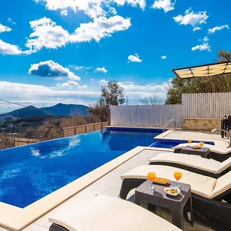 Kalkan'Da Kiralik Muhafazakar Jakuzili Villa Villa Gombe