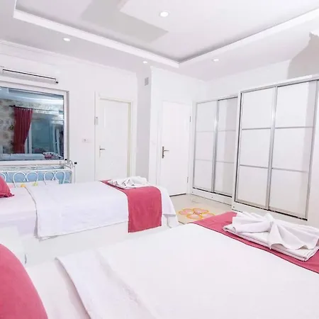 Kalkan'Da Kiralik Muhafazakar Jakuzili Villa