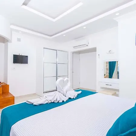 Kalkan'Da Kiralik Muhafazakar Jakuzili Villa Gombe